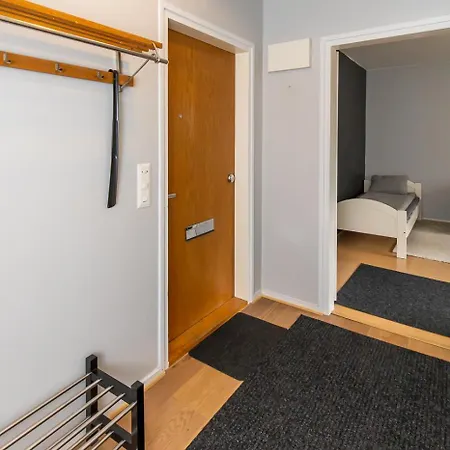 Spacious One-bedroom Near Downtown Апартаменты *