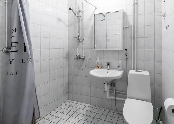 Spacious One-bedroom Near Downtown Апартаменты *